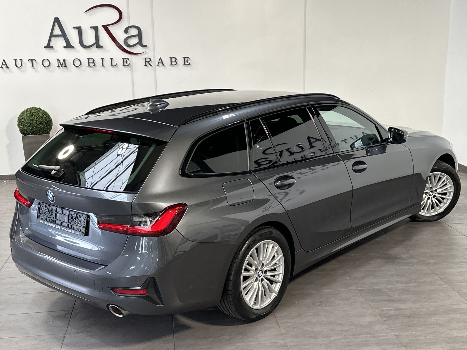 Fahrzeugabbildung BMW 320i Touring Sport-Line NAV+LED+TEMPOMAT+KAMERA