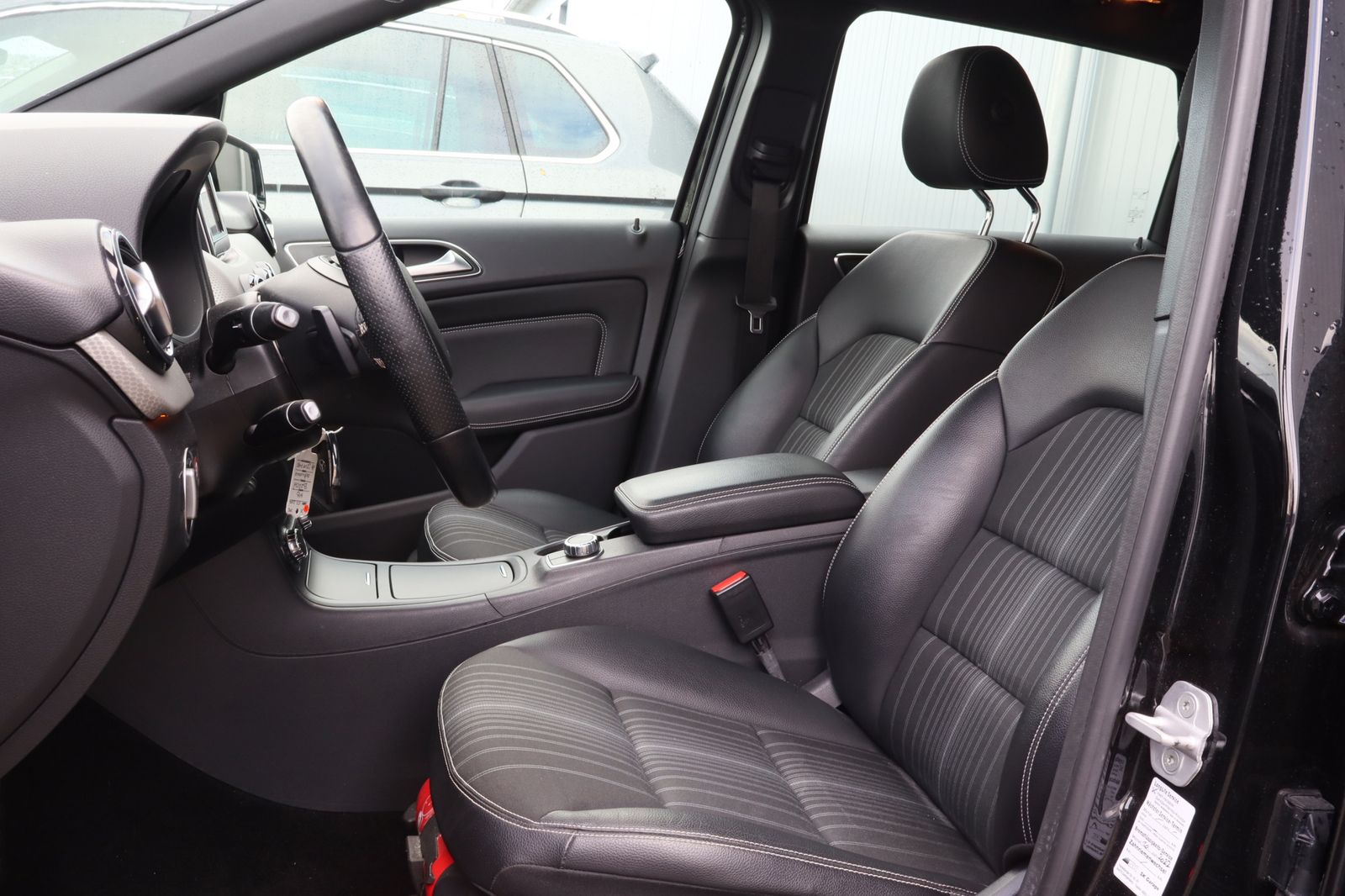 Fahrzeugabbildung Mercedes-Benz B 220d CDI BlueEfficiency Aut. NAV+XEN+SHZ+PP+EU