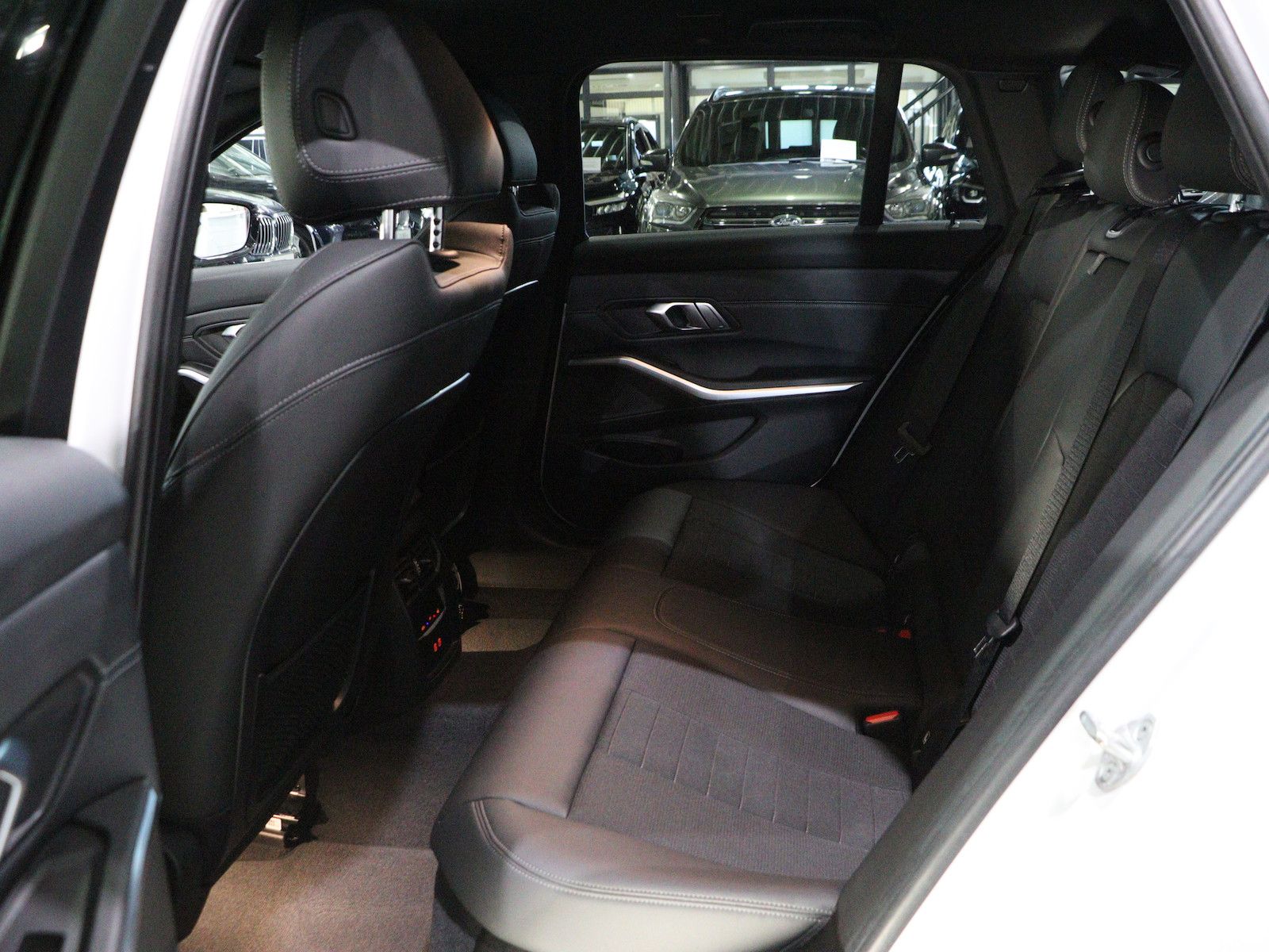 BMW 318d Touring SHADOW LEDER CURVED LED 3-ZONEN foto 21