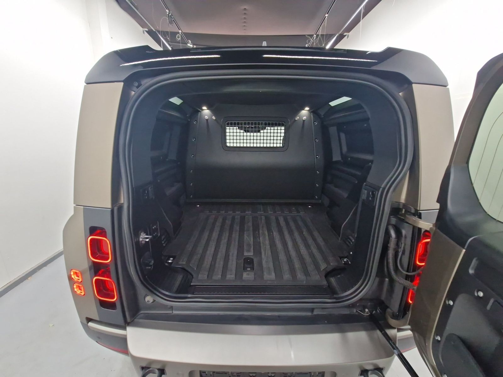 LAND ROVER Defender 90 Hard Top D250 X-Dynamic SE AHK – Bild 9