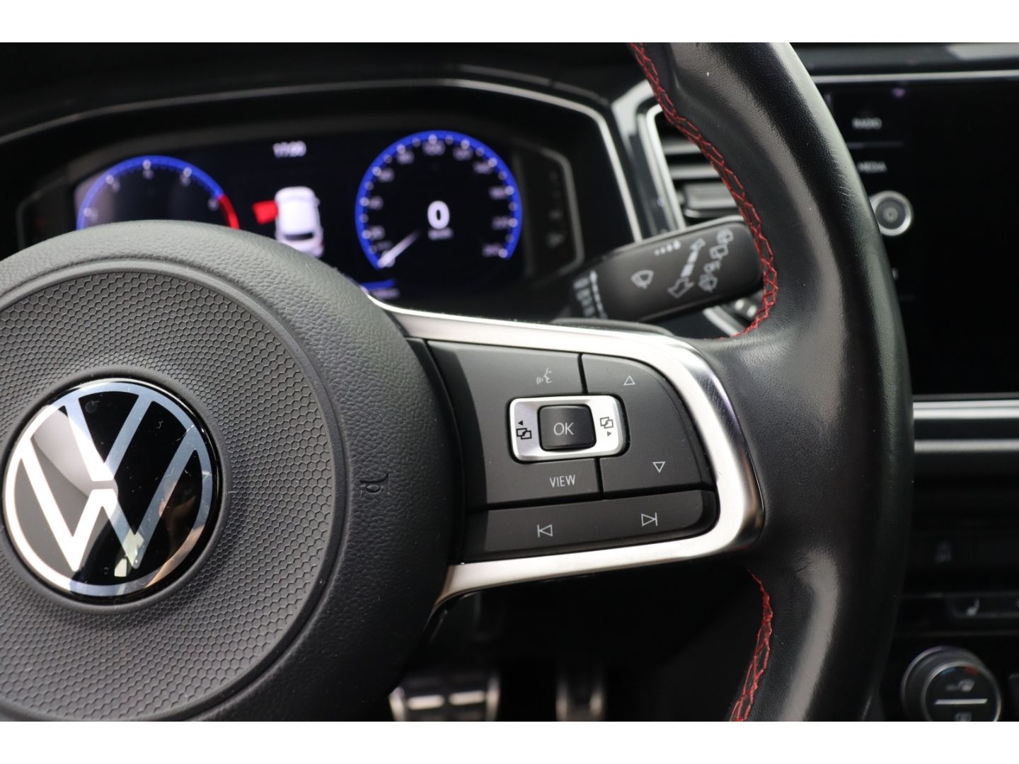 Fahrzeugabbildung Volkswagen T-Roc 1.5 Sport Pano Standheiz ACC SHZ Kamera