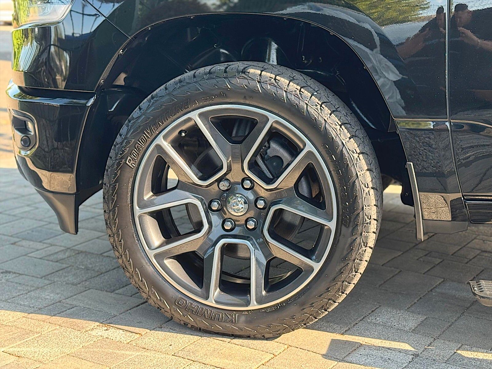 Fahrzeugabbildung Dodge RAM 5.7 V8 HEMI SPORT 4x4 *Pano*360*Luft*ACC*22'