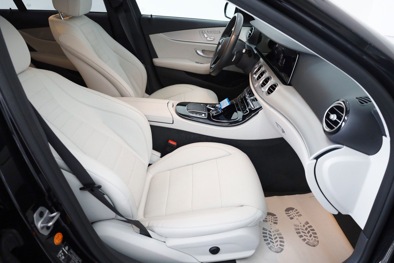 Fahrzeugabbildung Mercedes-Benz E 220d 4M T Leder,Navi,LED,SH+Standhzg.,360°Kam.