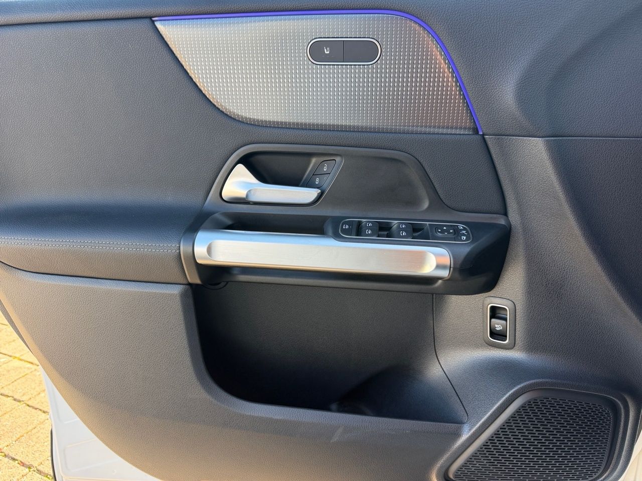 Fahrzeugabbildung Mercedes-Benz EQB 300 4M PROGRESSIVE+BONUS+PANO+NIGHT+LED+4WD