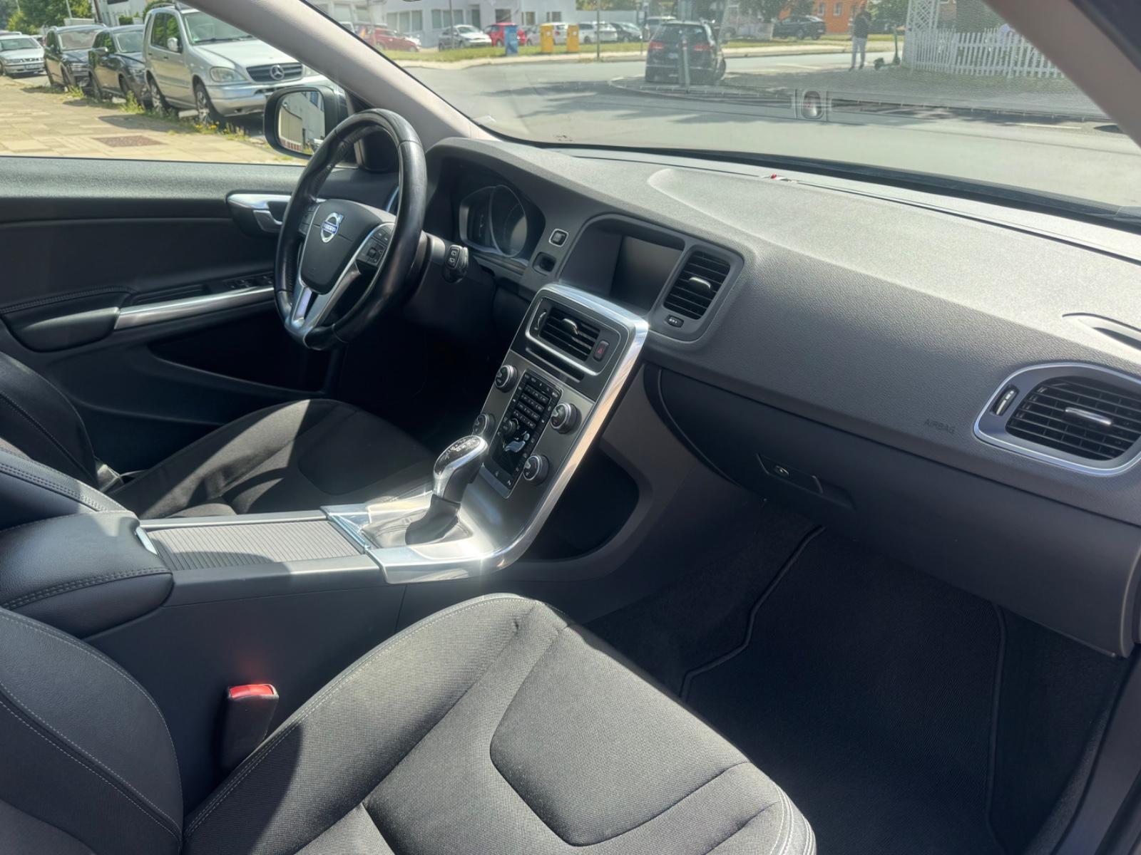 Volvo V60 2015 — photo 13