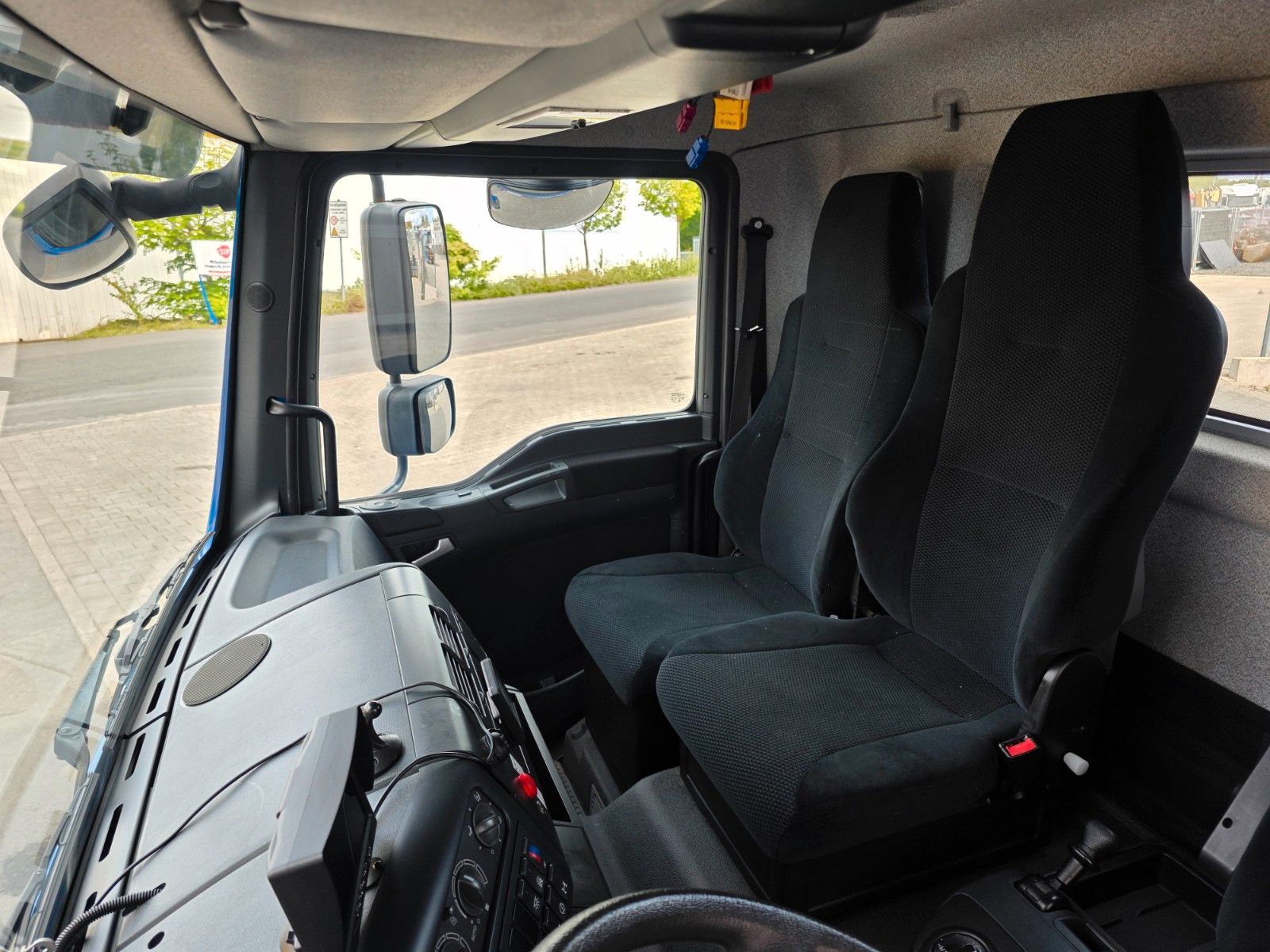 Fahrzeugabbildung MAN TGL 12.250 BL Glasreff Palfinger PK 9002EH Funk