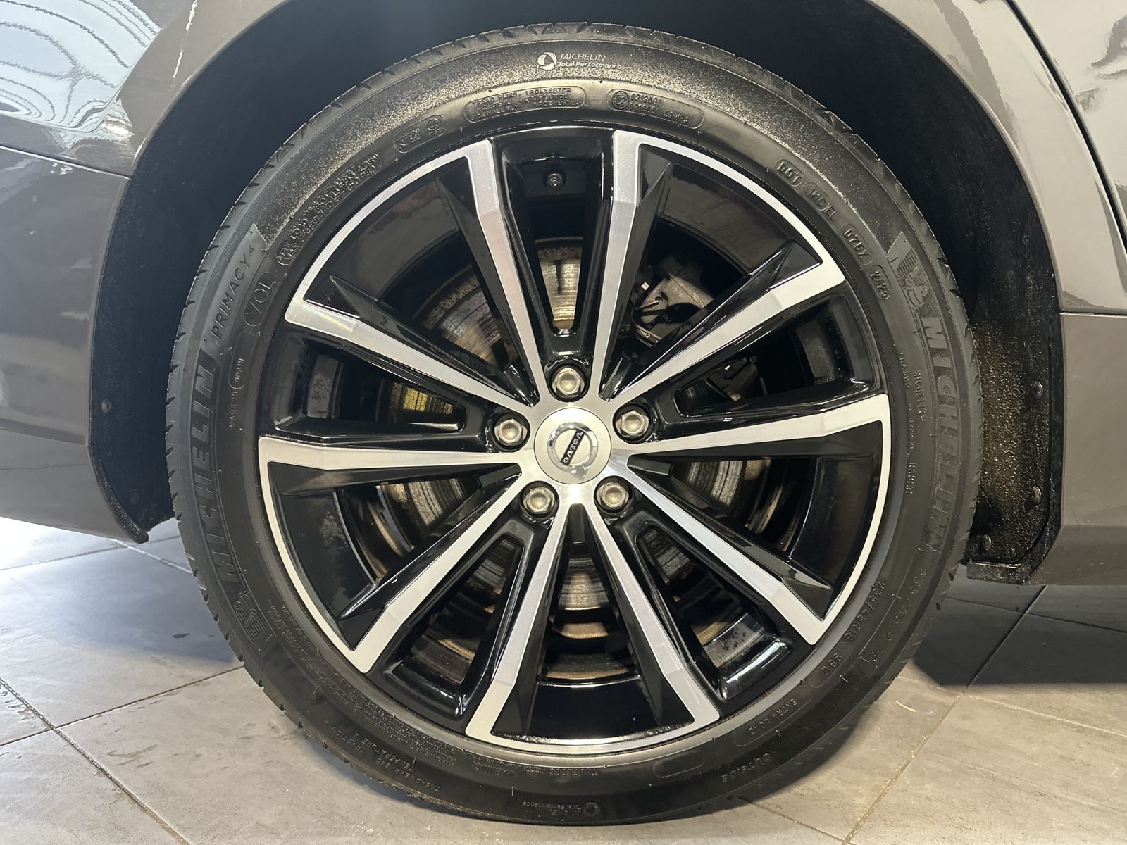 Fahrzeugabbildung Volvo V60 Ultimate Plug-In Hybrid AWD NAV+LED+PANO+ACC