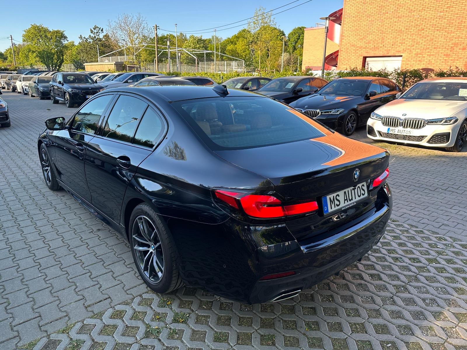 BMW 520d M-Sport*Glasdach*Harman*Kamera*AHK*4 Zonen