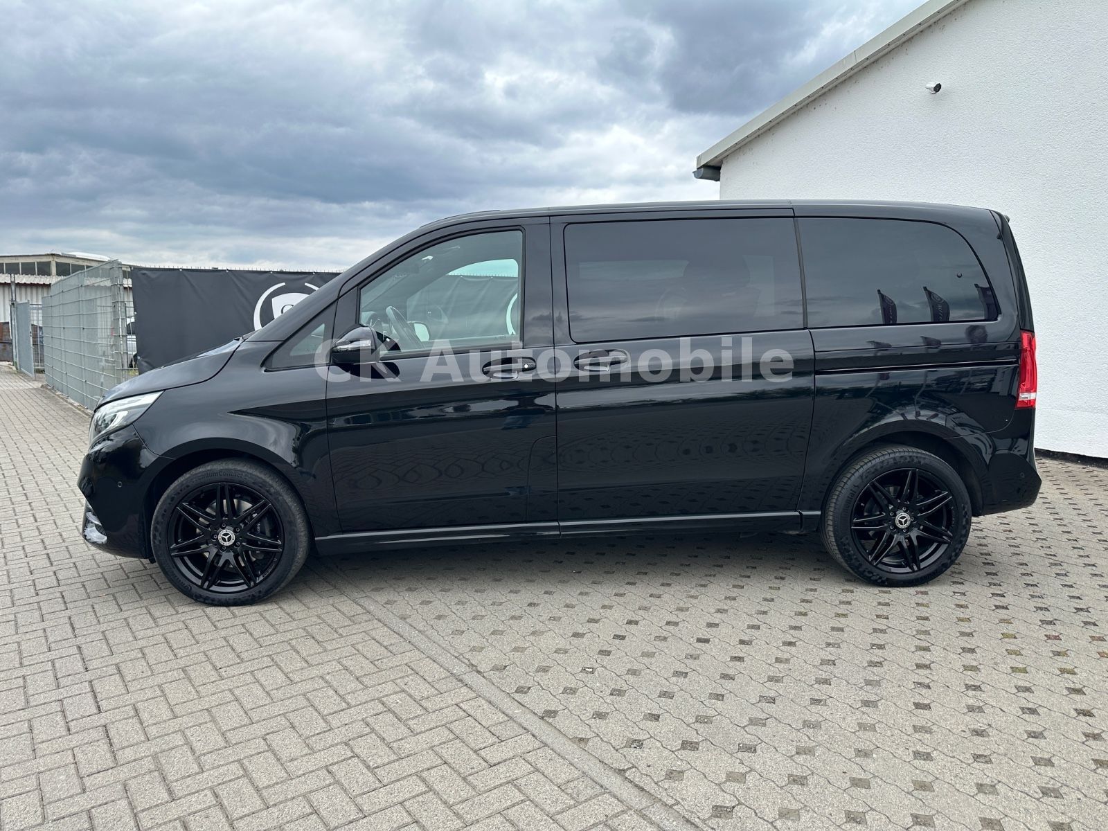 Fahrzeugabbildung Mercedes-Benz V 250d Edition 4MATIC Kompakt AMG-Line / 6 Sitze
