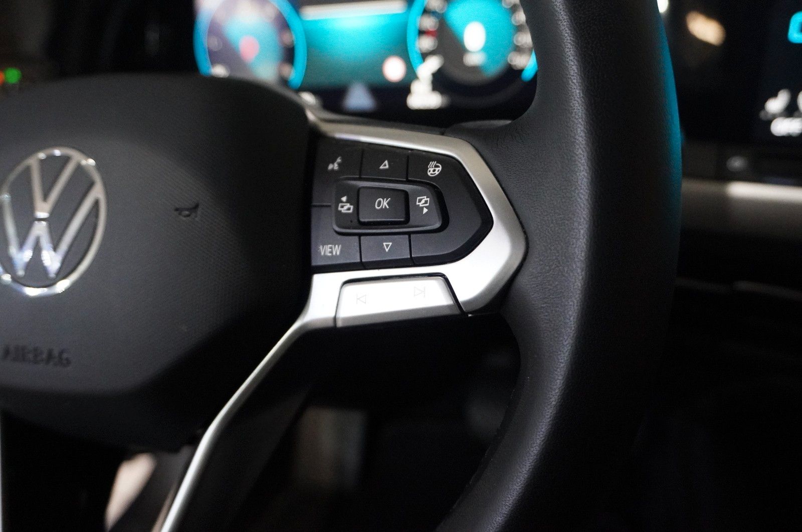 Fahrzeugabbildung Volkswagen Golf VIII Lim. 2.0 TDI LIFE DSG NAVI/LED/KAMERA