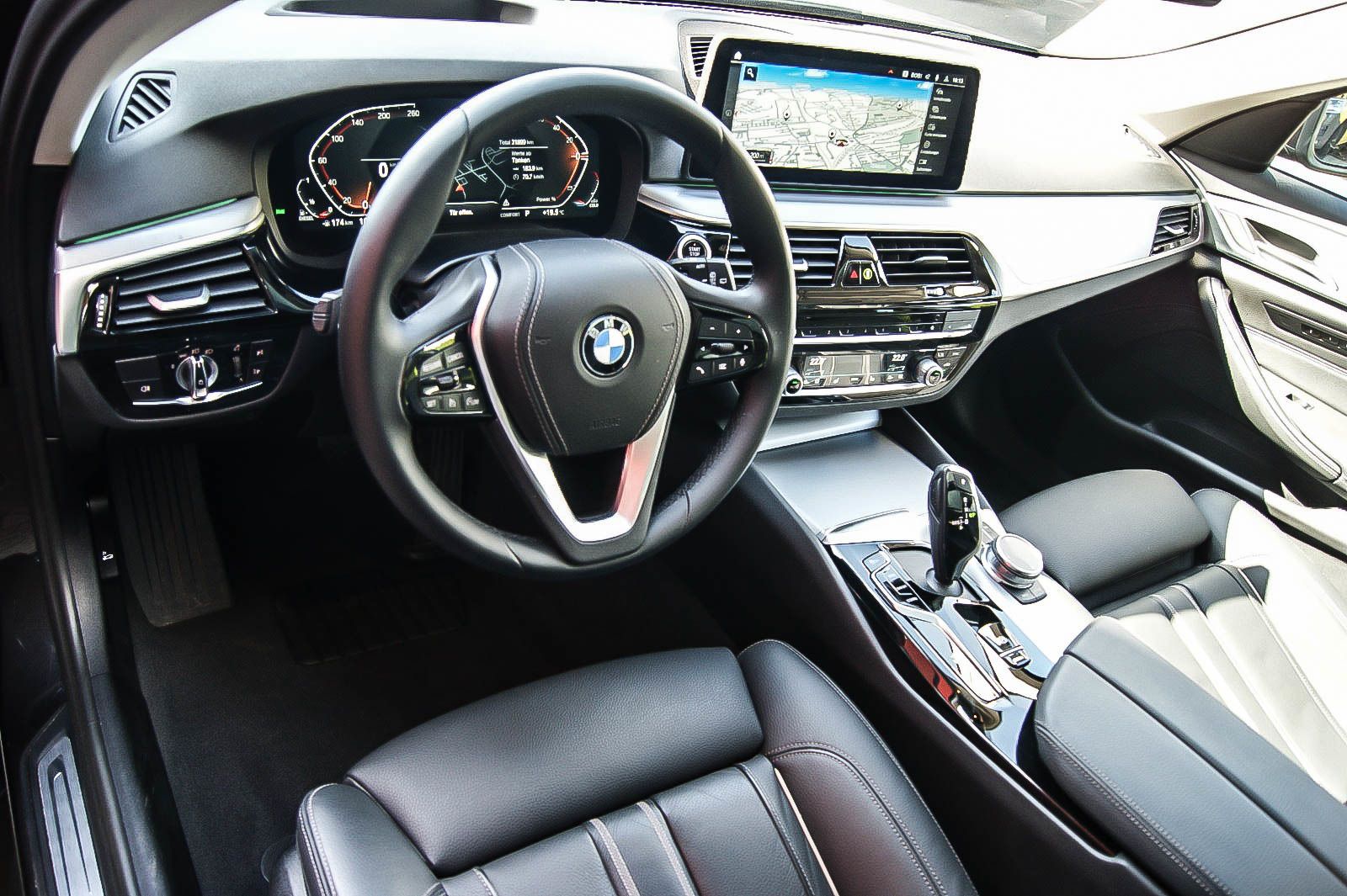 Fahrzeugabbildung BMW 520 d Touring LEDER HEADUP PANORAMA KEYLESS