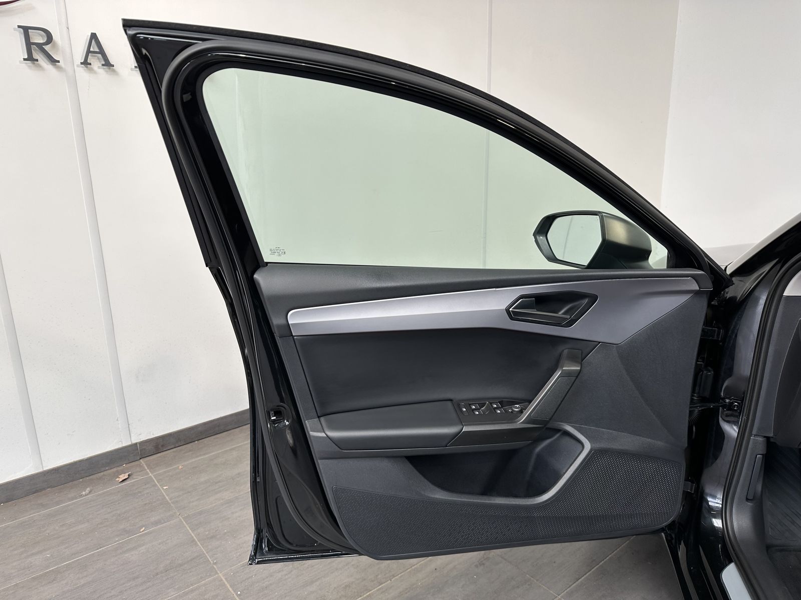 Fahrzeugabbildung SEAT Leon ST 2.0 TDI DSG FR NAV+LED+VCOCK+SHZ+PARKASS