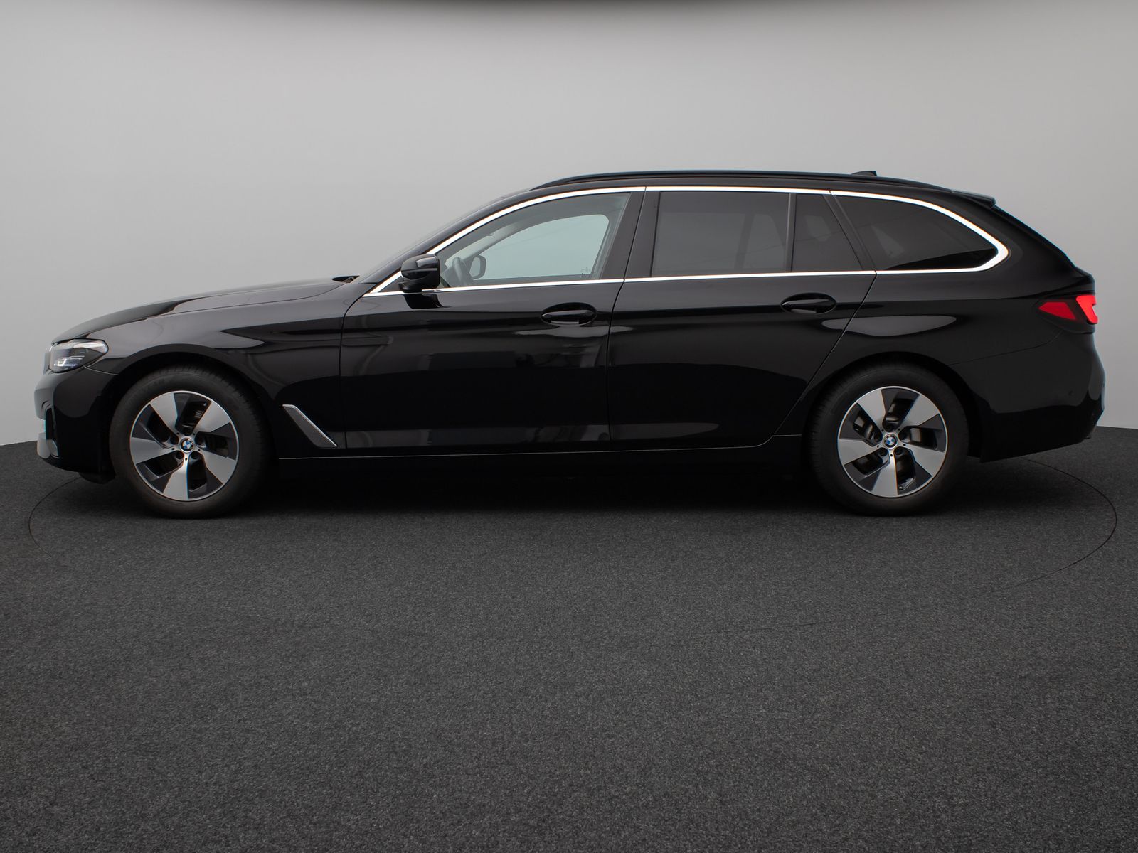 Fahrzeugabbildung BMW 520d xD Panorama Kamera HUD DAB H/K AHK Leder