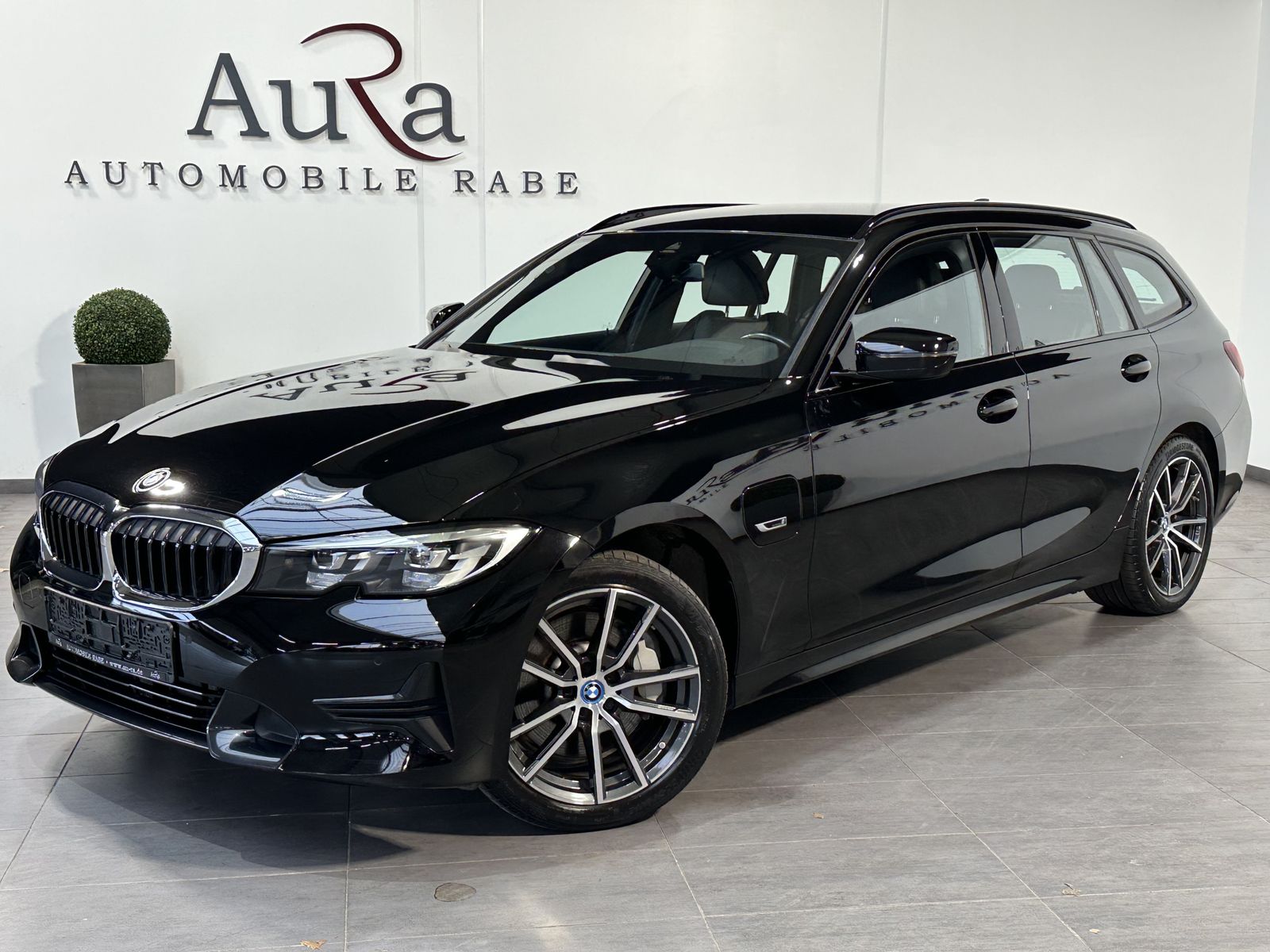 Fahrzeugabbildung BMW 330e Touring Sport-Line NAV+LED+18ZO+ALARM+SHZ