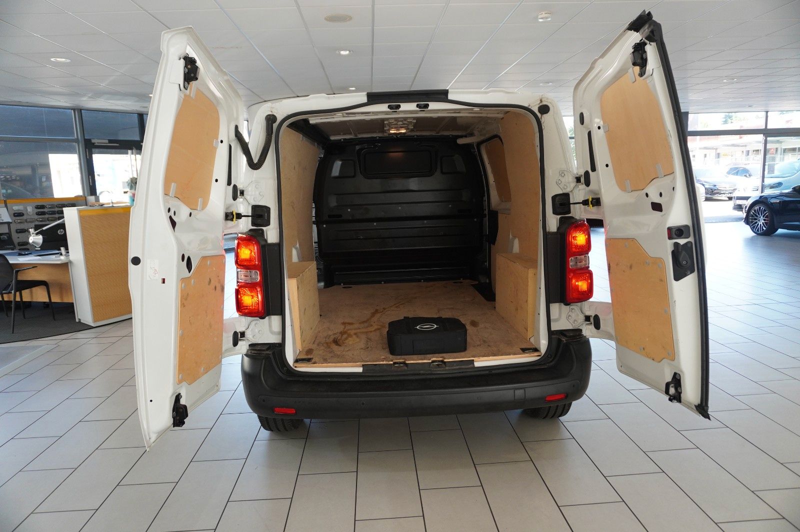 Fahrzeugabbildung Opel Vivaro-e Cargo Edition "M" KLIMA/PDC/TEMP./USB