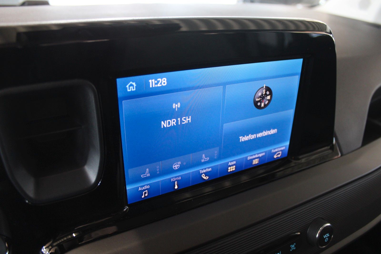 Fahrzeugabbildung Ford Tourneo Courier Titanium AHK Kamera WinterPaket2