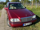Mercedes-Benz C200 W202 Oldtimer | 63tkm | 4-Gang Automatik - rote Mercedes-Benz 200