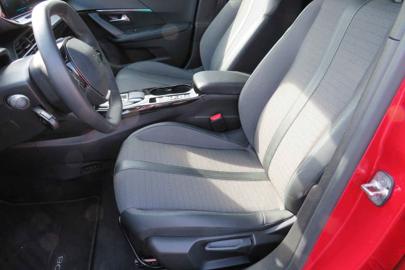 Fahrzeugabbildung Peugeot 2008 e- ALLURE NAVI GRA APP-CON SITZH. PDC 1.HD