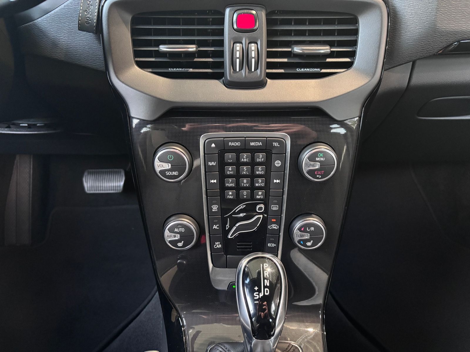 Fahrzeugabbildung Volvo V40 Linje Svart LED NAV SHZ PDC RFK ALU