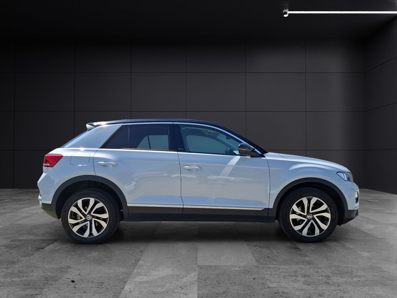 Fahrzeugabbildung Volkswagen T-Roc TSI Active DSG Kamera ACC Navi SH LM
