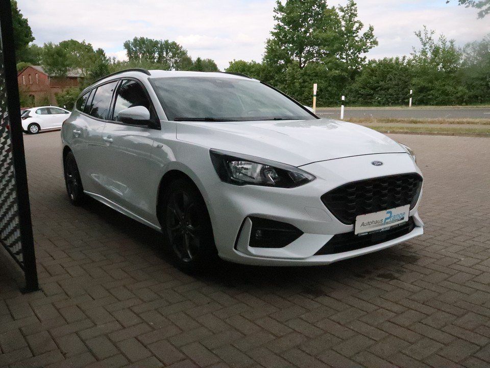 Fahrzeugabbildung Ford Focus Turnier 1.5 ST-Line AHK NAVI ACAA SHZ KeyL