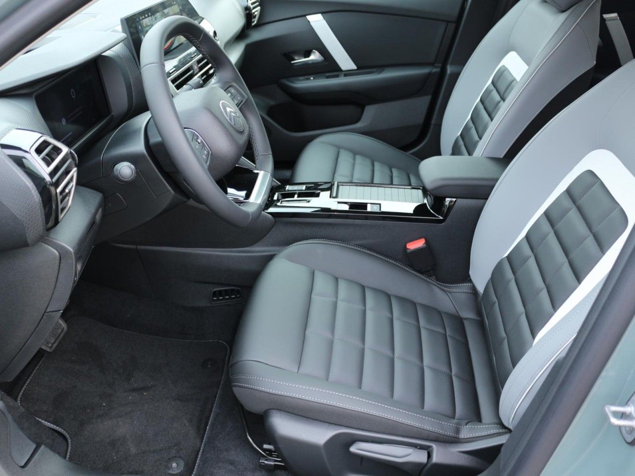 Fahrzeugabbildung Citroën ë-C4 156 Max