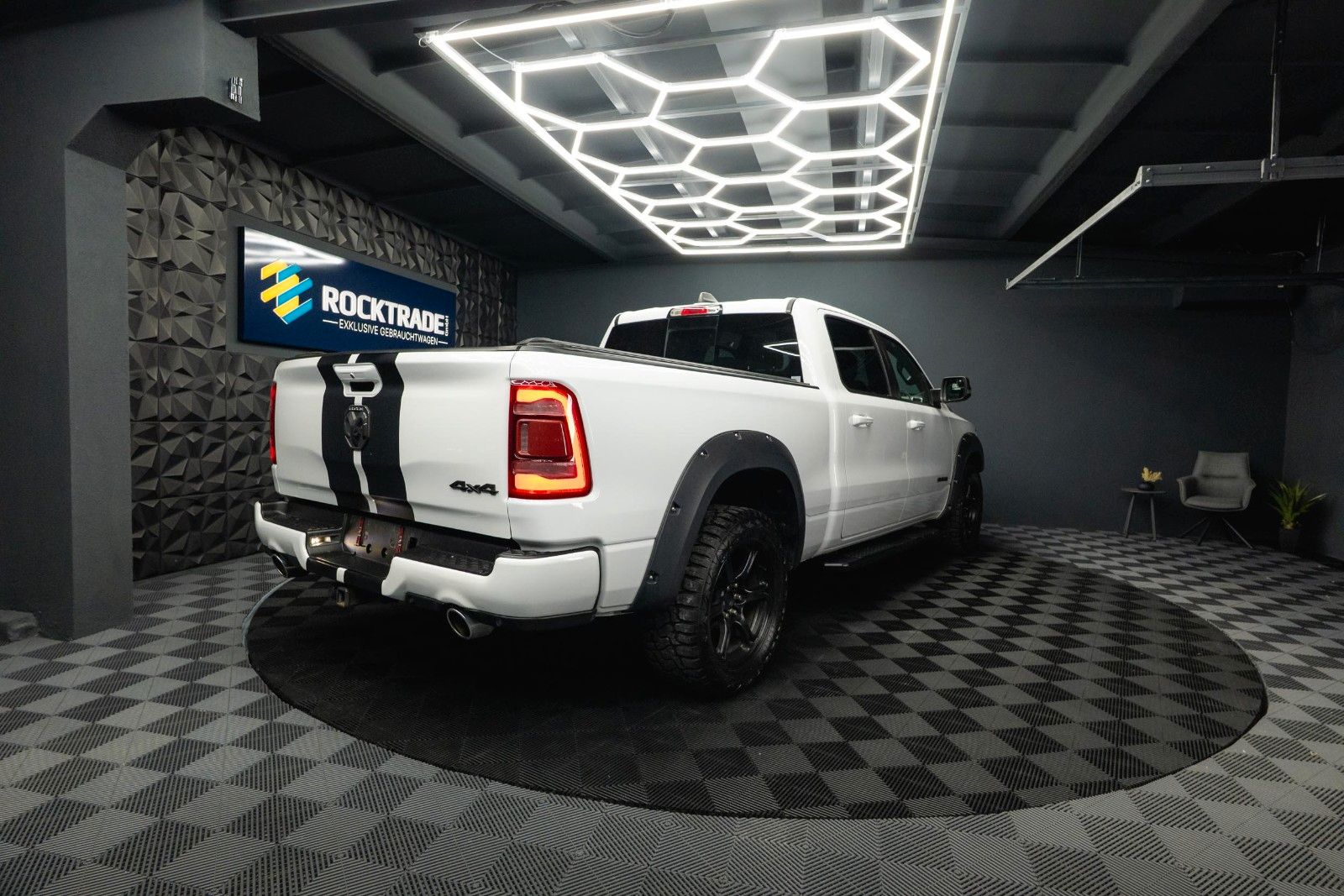 Fahrzeugabbildung Dodge RAM 5.7 V8 HEMI 4x4 OFFROAD Night-Paket LONGBED