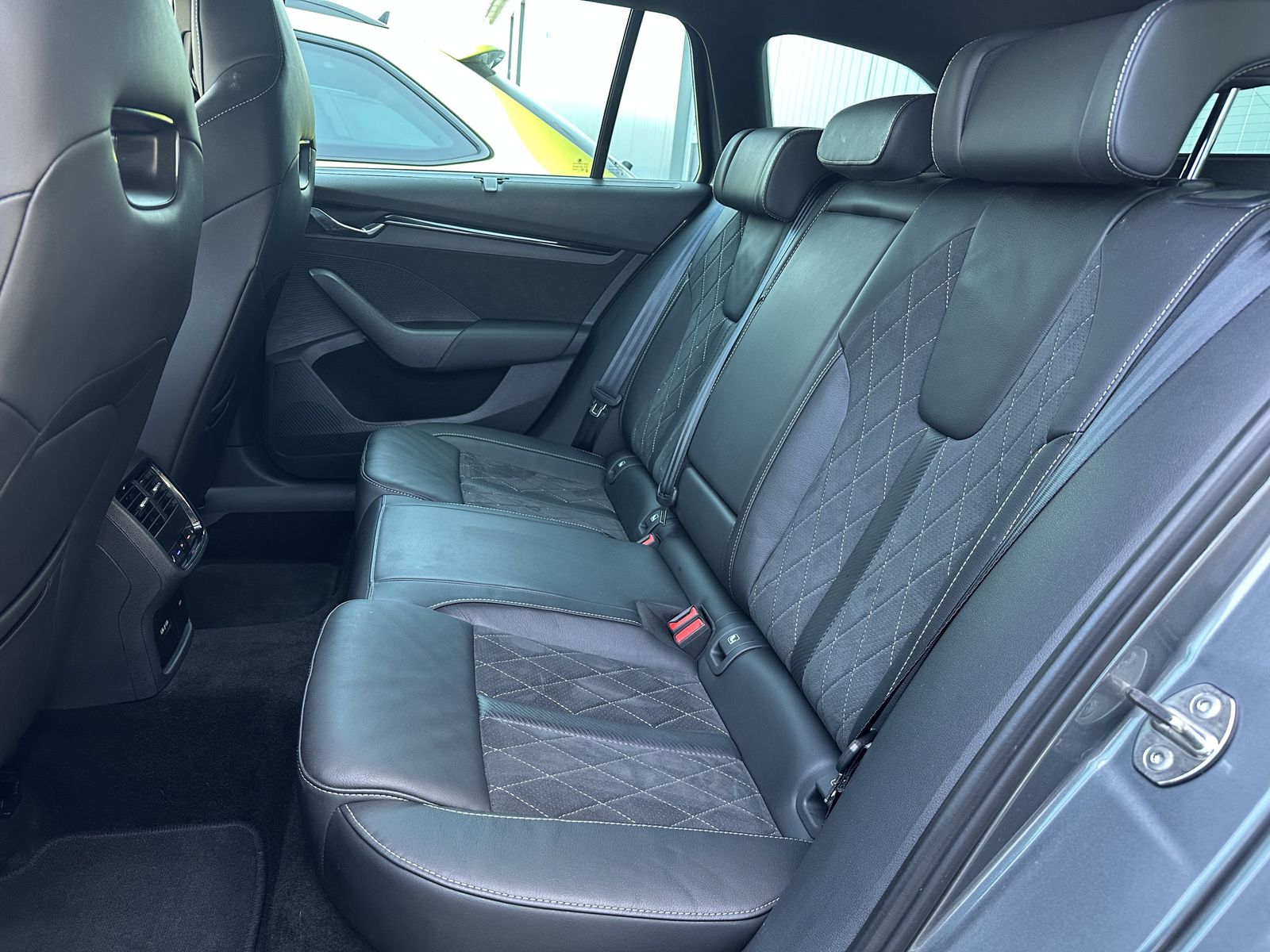 Fahrzeugabbildung SKODA Octavia Combi 1.4 TSI iV RS DSG NAV+LED+KAM+18ZO