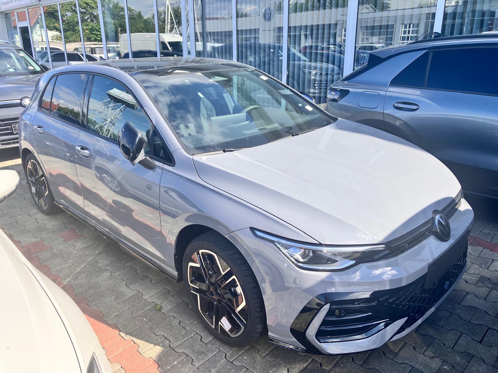 Volkswagen Golf 1.5 eTSI DSG R-Line+18"+Pano+AHK+BlackStyle