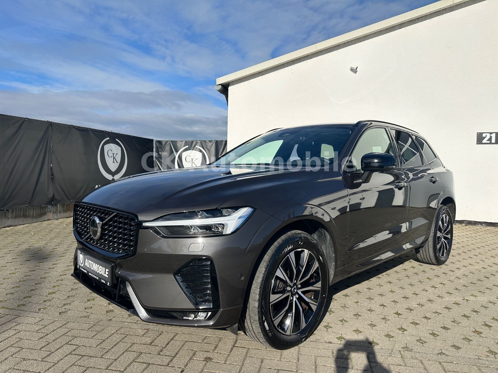 Fahrzeugabbildung Volvo XC60 B4 PlusDark AWD/BLIS/Leder/Pano/LED/360°Kam