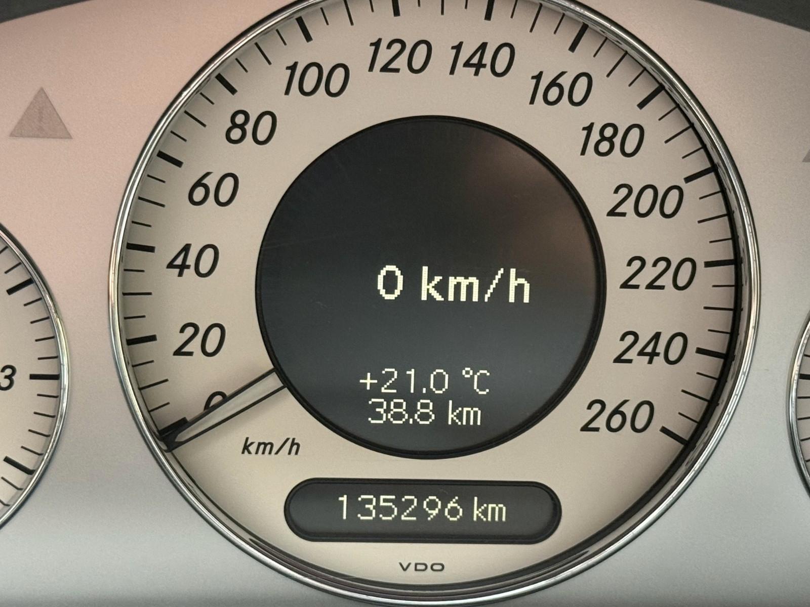 Mercedes-Benz E200 2006 — photo 12