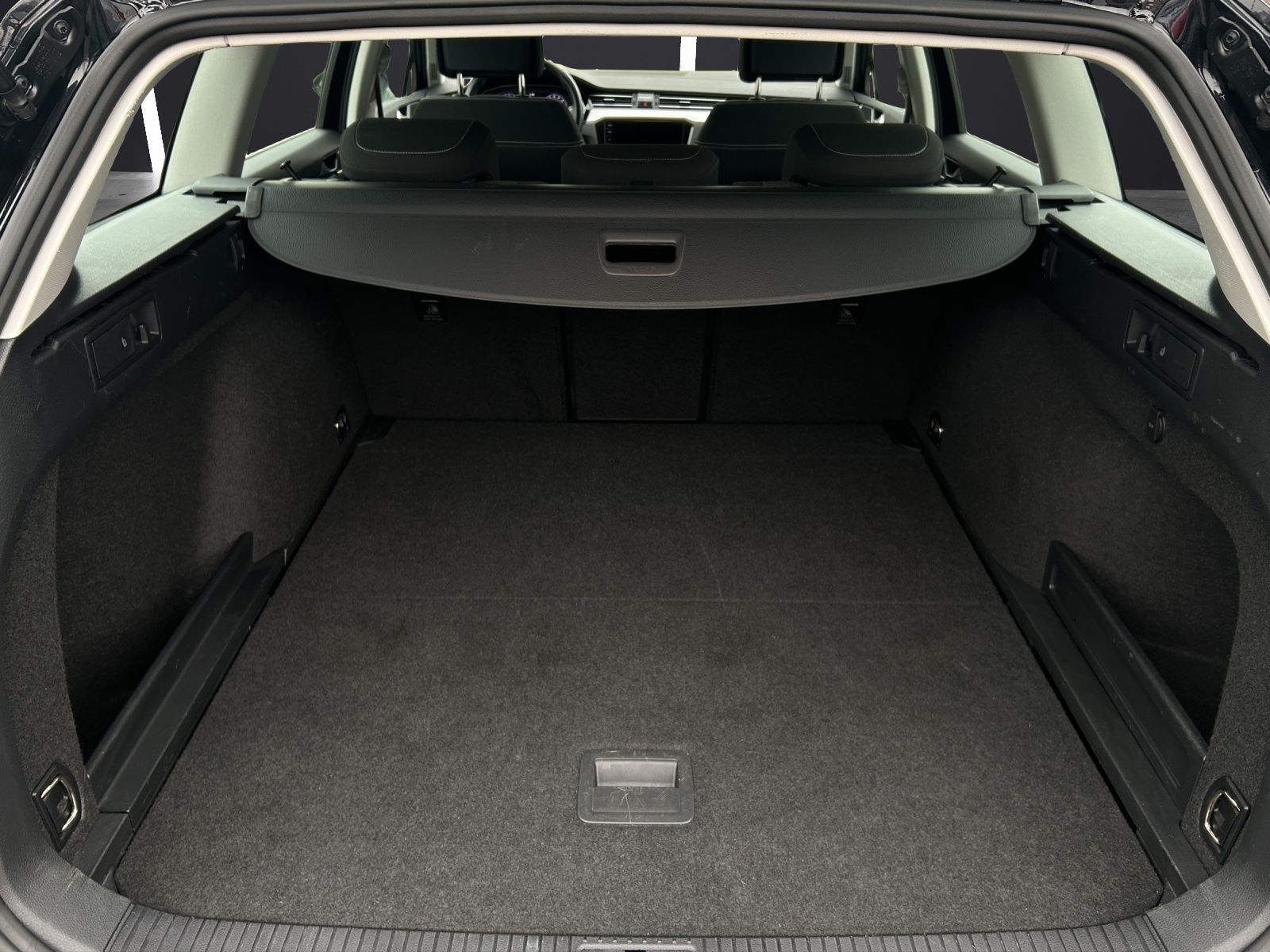 Fahrzeugabbildung Volkswagen Passat Variant TSI Business DSG LED Navi AID ACC