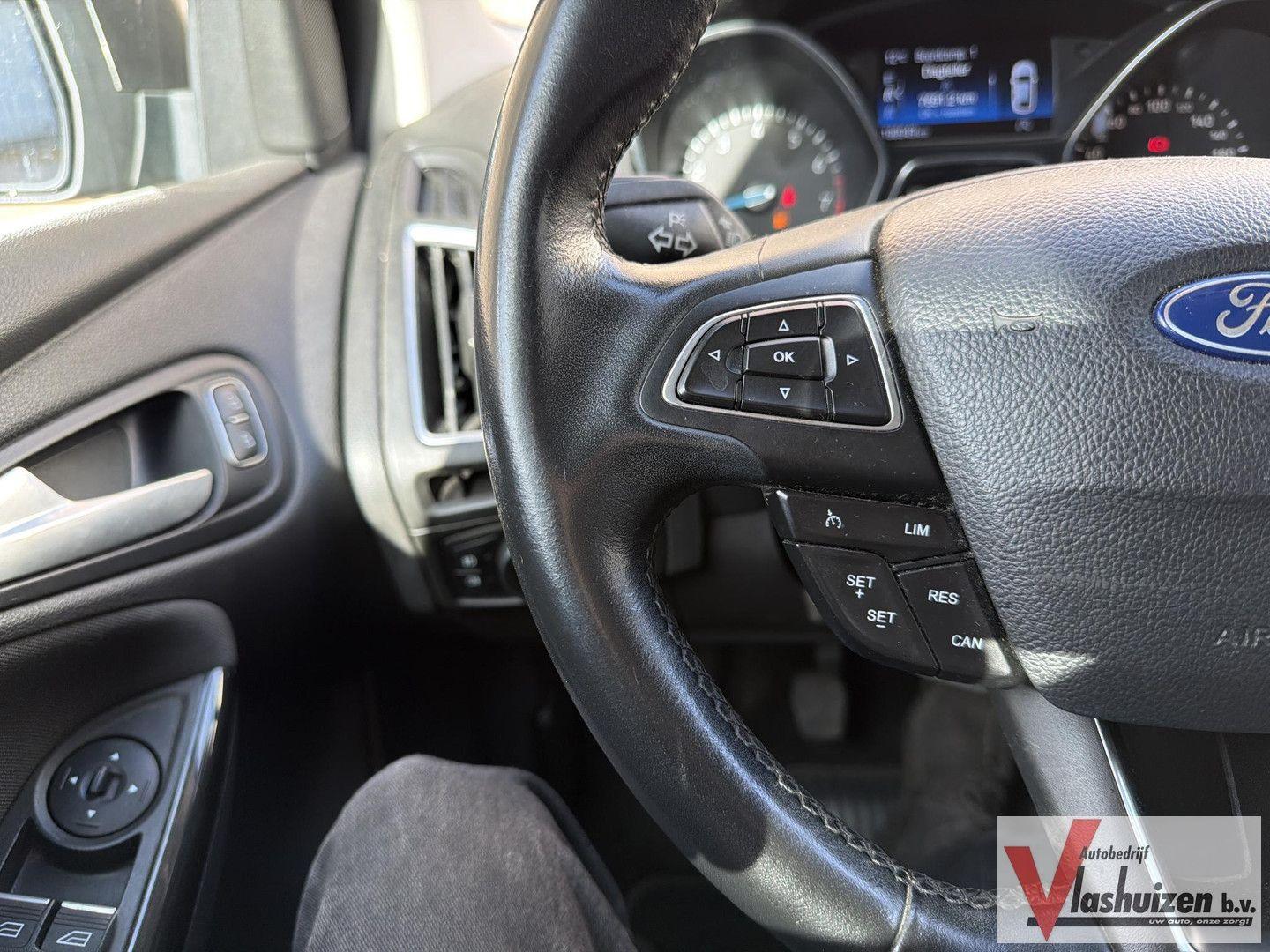 Ford Focus 2015 — photo 16