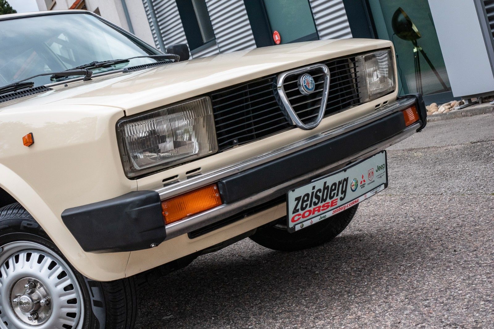 Fahrzeugabbildung Alfa Romeo Alfetta 2.0 Elfenbein*Zertifikat*Classic Gar*