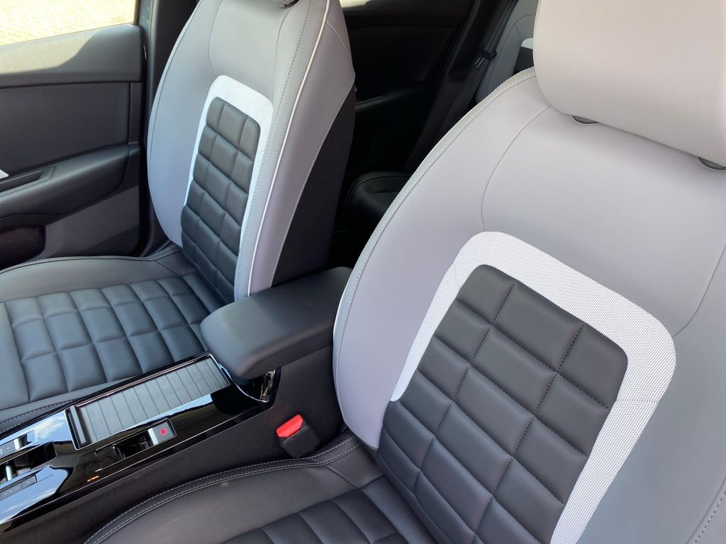 Fahrzeugabbildung Citroën e-C4 Elektro 156 MAX *Cam*Technopak*11 kW*Navi*