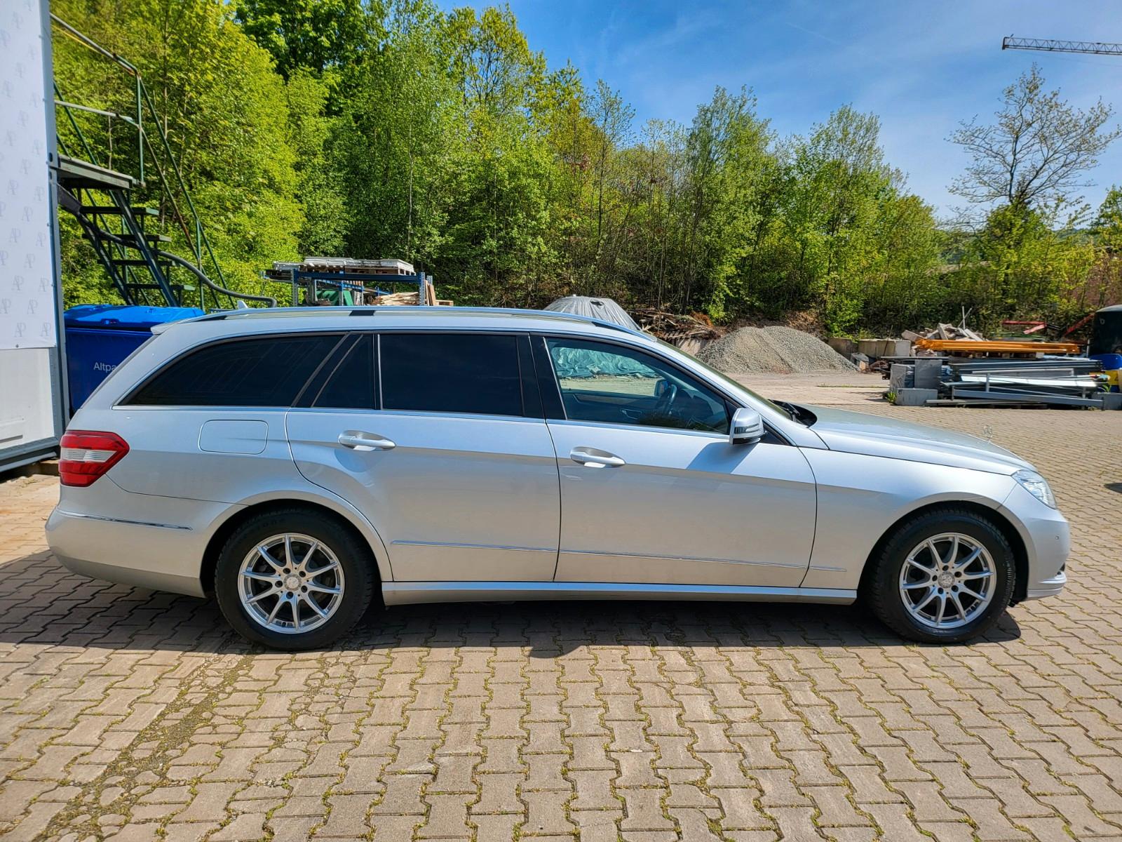 Mercedes-Benz E220 2011 — photo 10