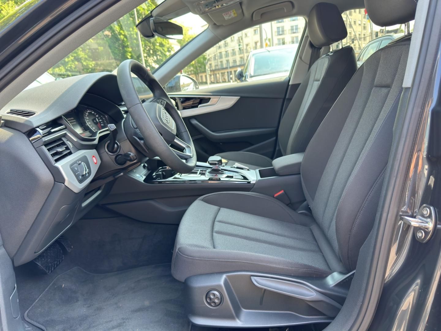 Fahrzeugabbildung Audi A4 Avant 40 TFSI S tronic Tour Stadt AHK Busines