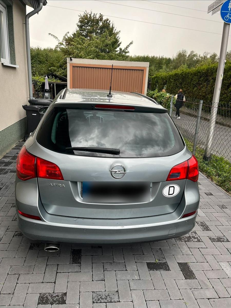 Opel Astra 2011 — rear view