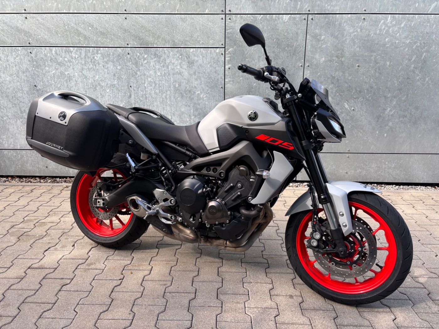 Fahrzeugabbildung Yamaha MT 09 Seitenkoffer kurzer Kennzeichenhalter