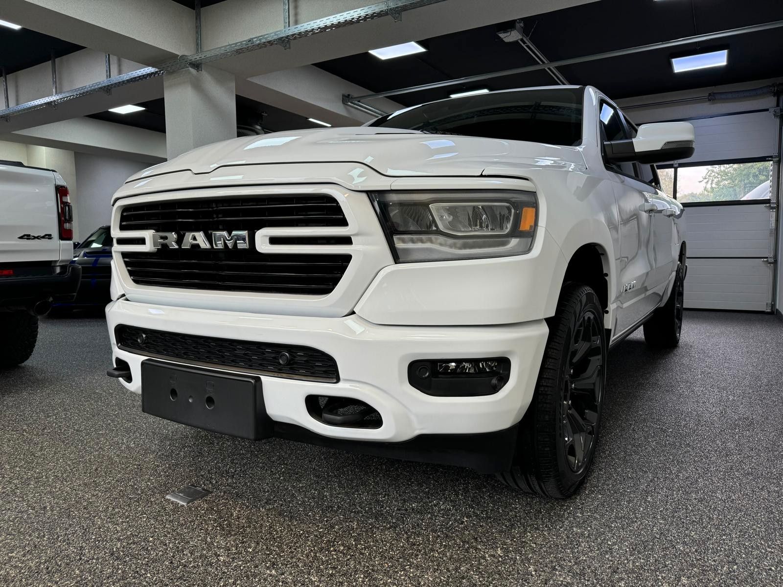 Fahrzeugabbildung Dodge LARAMIE CREW CAB SPORT  12" LUFTF. 22"  HEMI 4x4