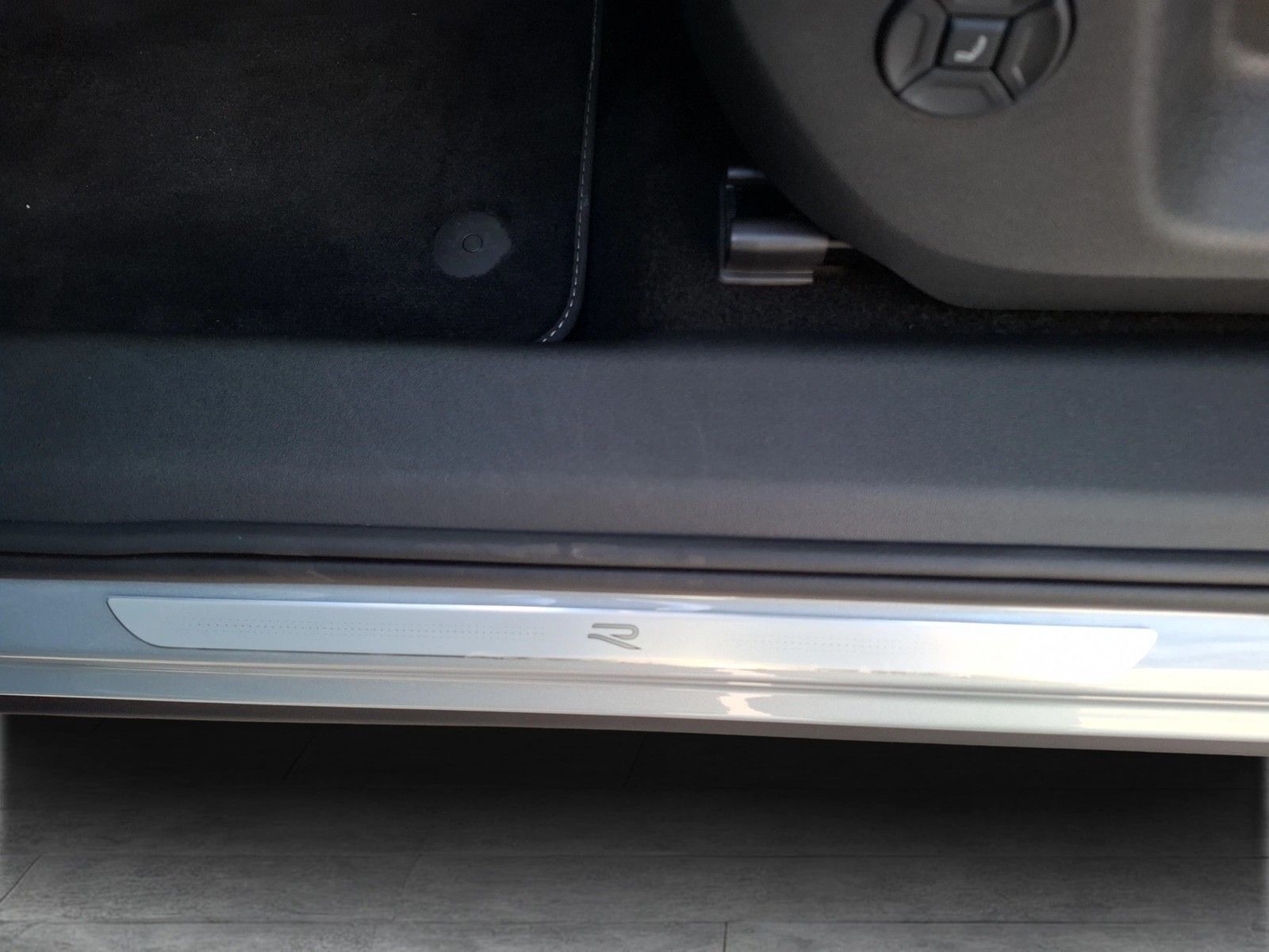 Fahrzeugabbildung Volkswagen Tiguan TDI R-Line DSG 4M Standhzg. Matrix Navi A