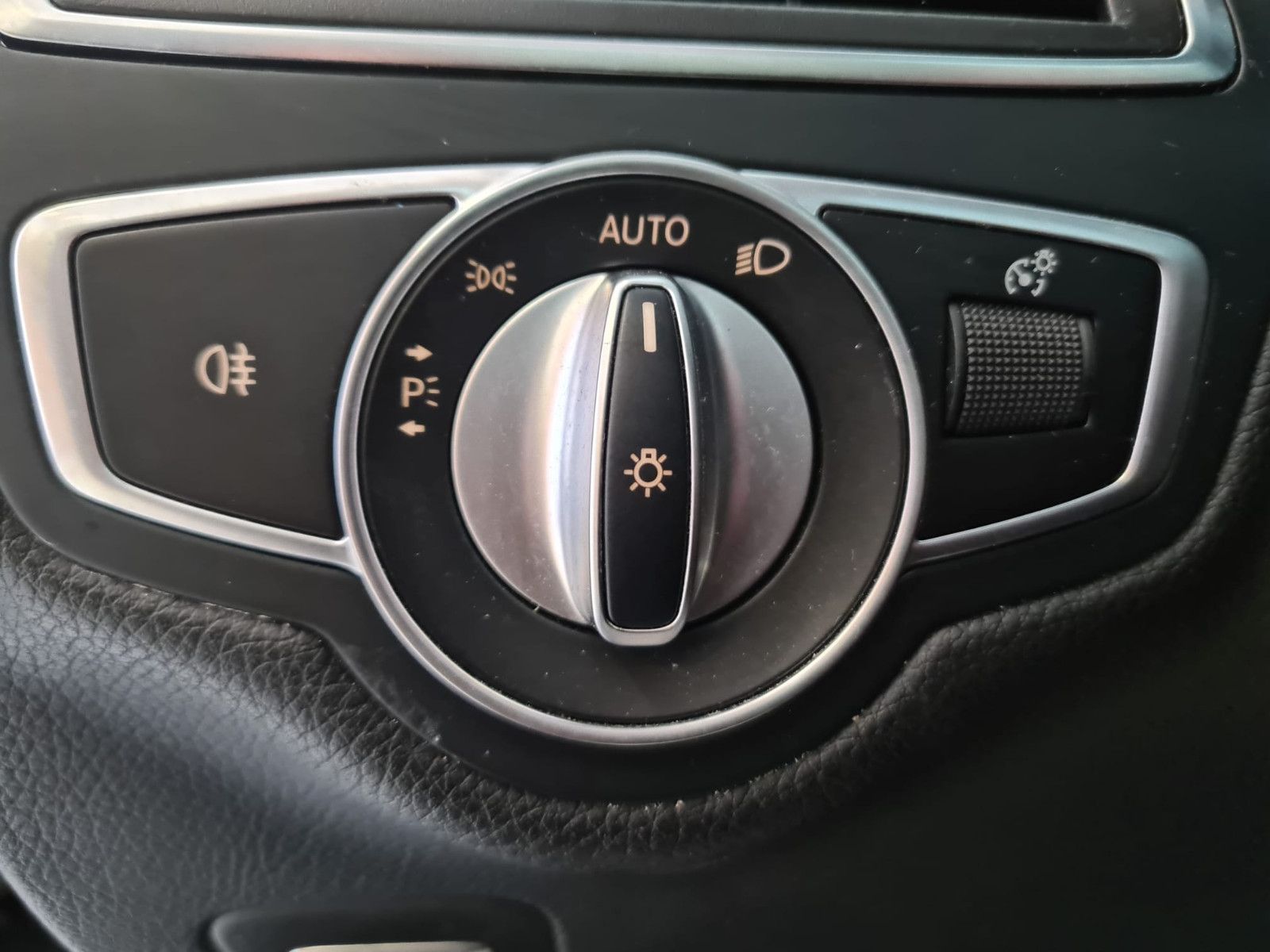Fahrzeugabbildung Mercedes-Benz C 200 T-Modell / NAVI / KAMERA / LED HIGHTPERFOR