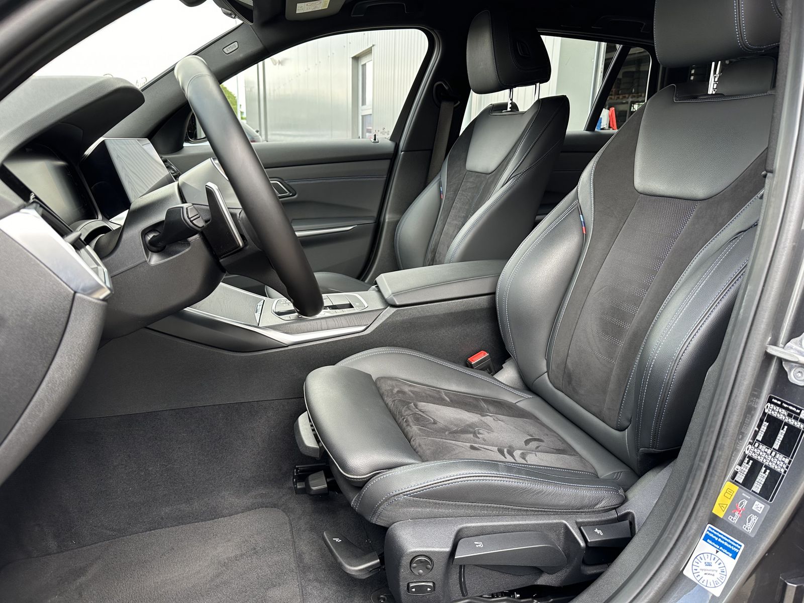 Fahrzeugabbildung BMW 330e Touring M-Sport NAV+LED+ACC+LIVE-COCKPIT+PP