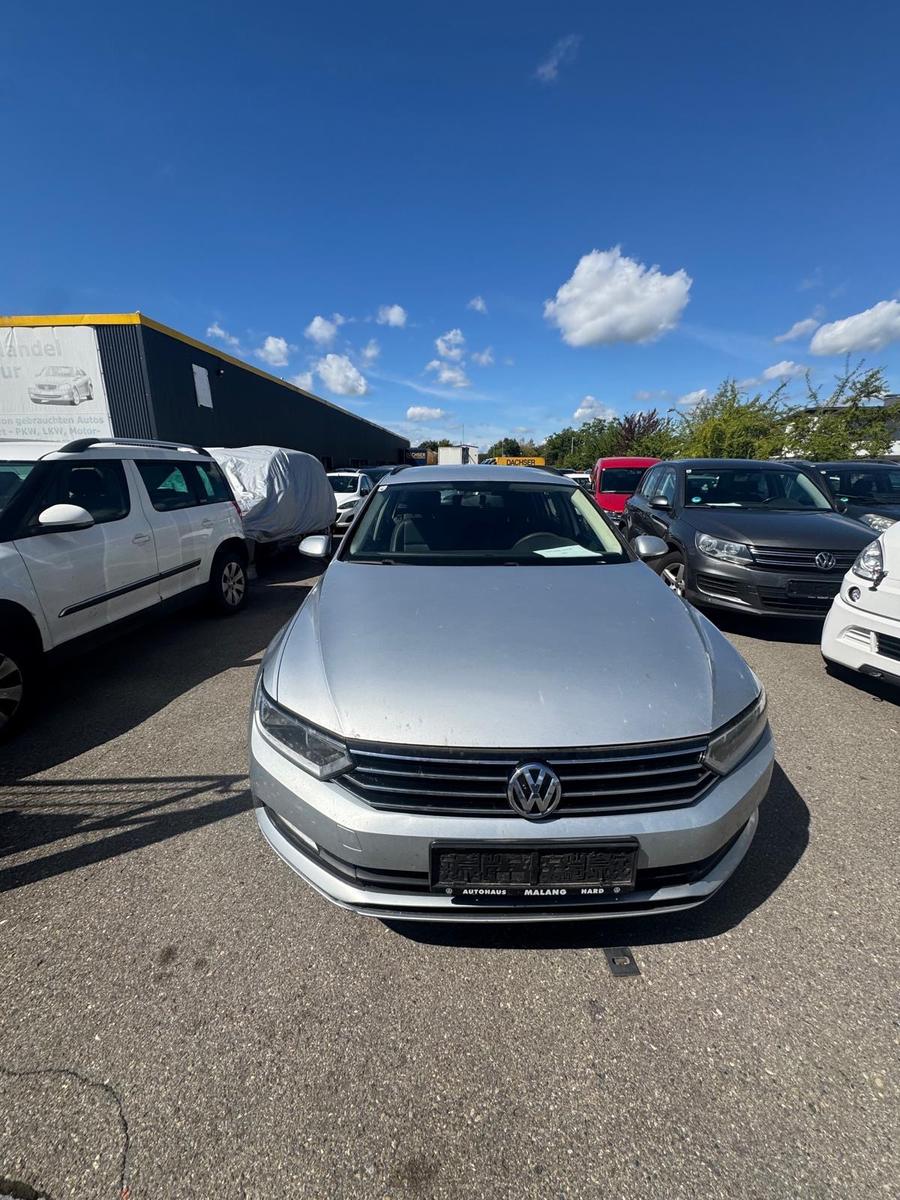 Volkswagen Passat 2015 — rear view