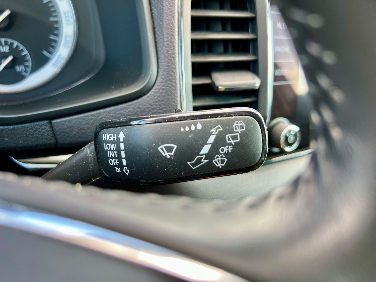 SKODA Karoq 1.5 TSI Style KLIMAAUT NAVI SHZ PDC CARPLA
