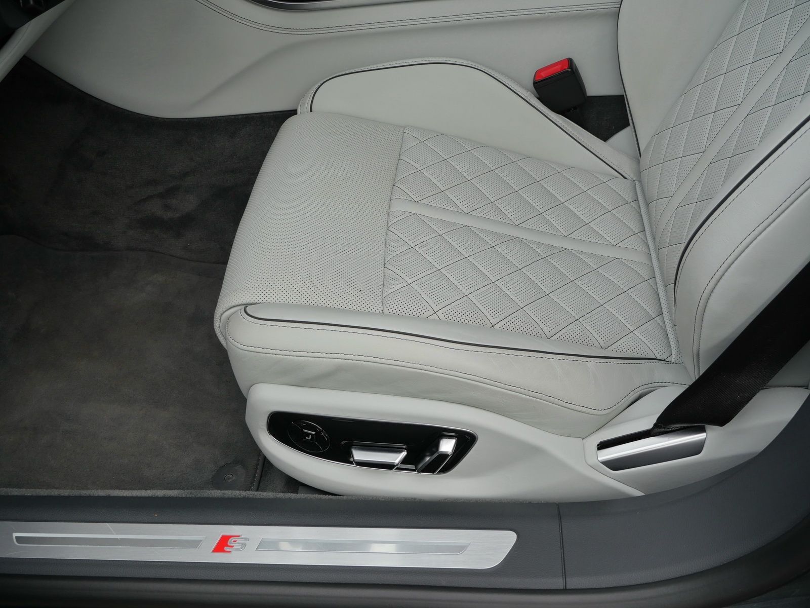 Audi A8 - Bild 24
