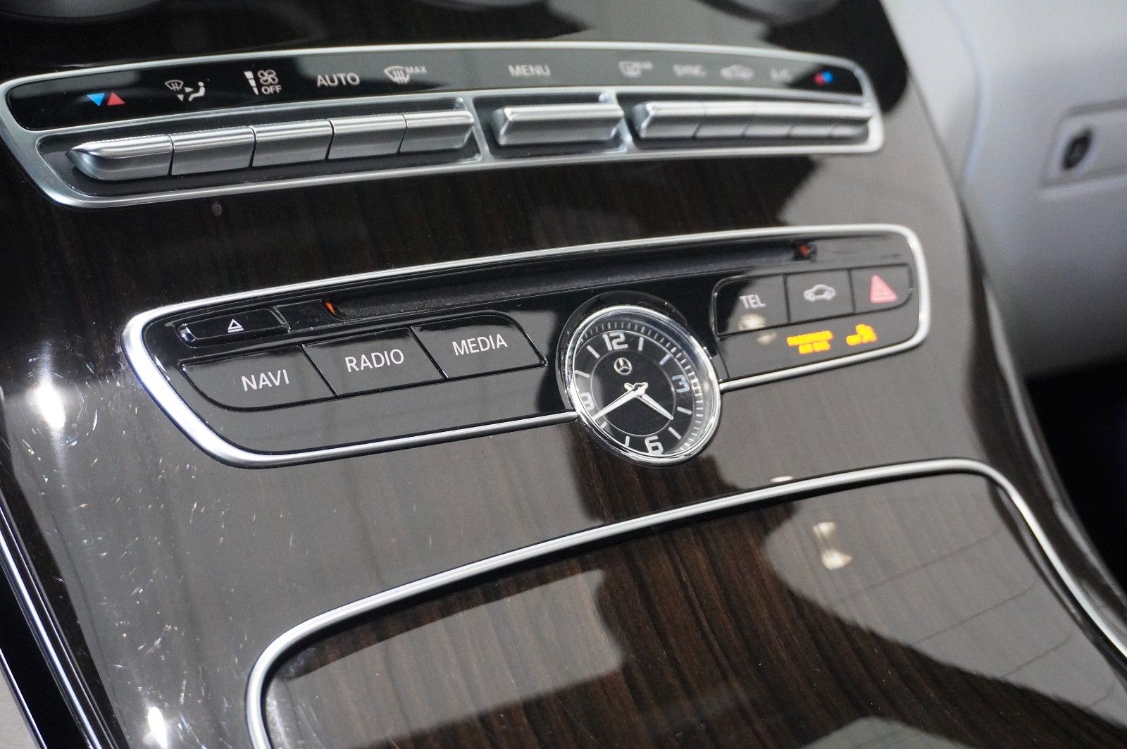 Fahrzeugabbildung Mercedes-Benz C 300 COUPE AMG LINE NAVI/LED/PANO./KAMERA/SPORT