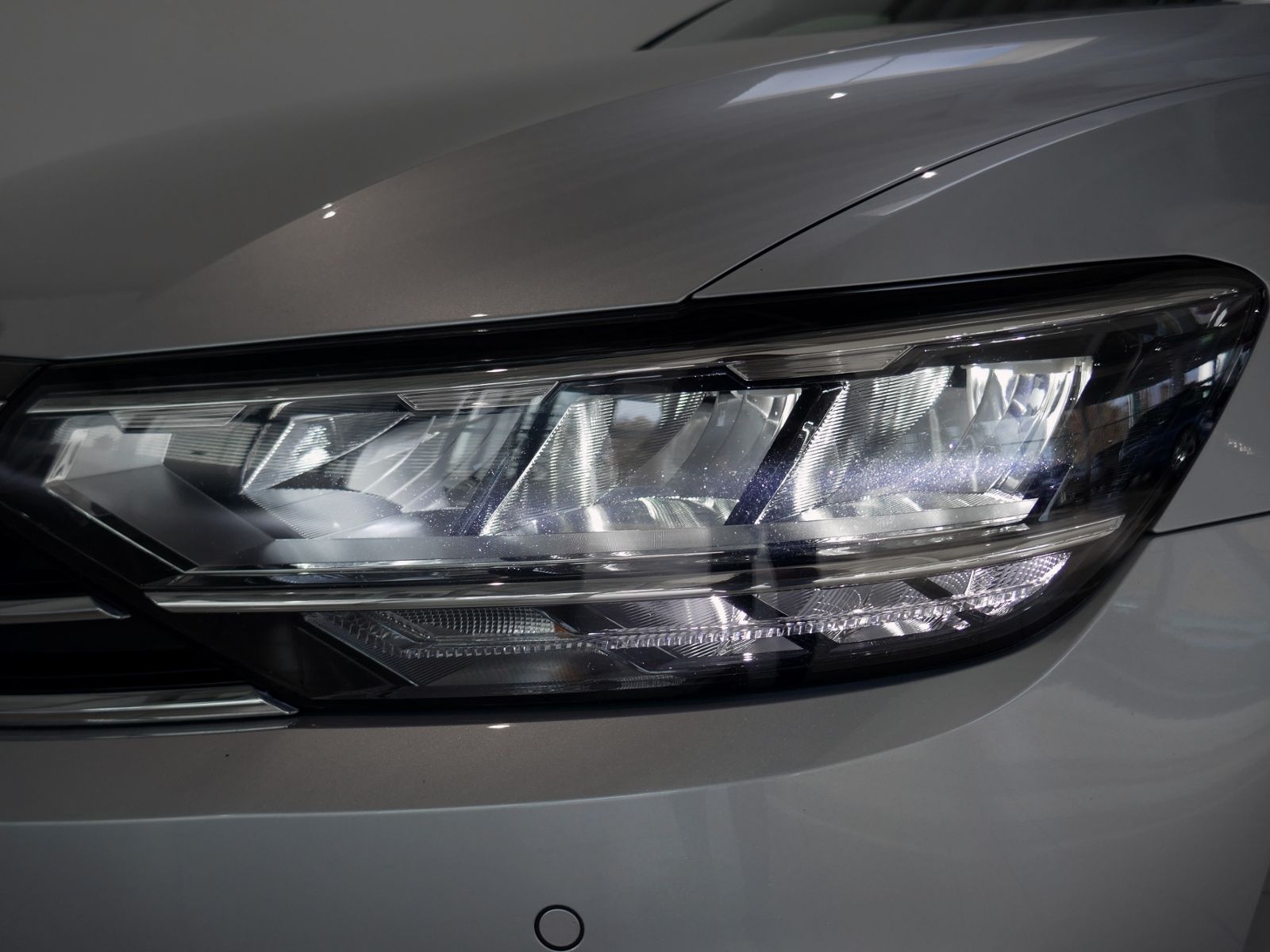 Fahrzeugabbildung Volkswagen Passat Variant Business 1.5 TSI DSG LED AHK RFK