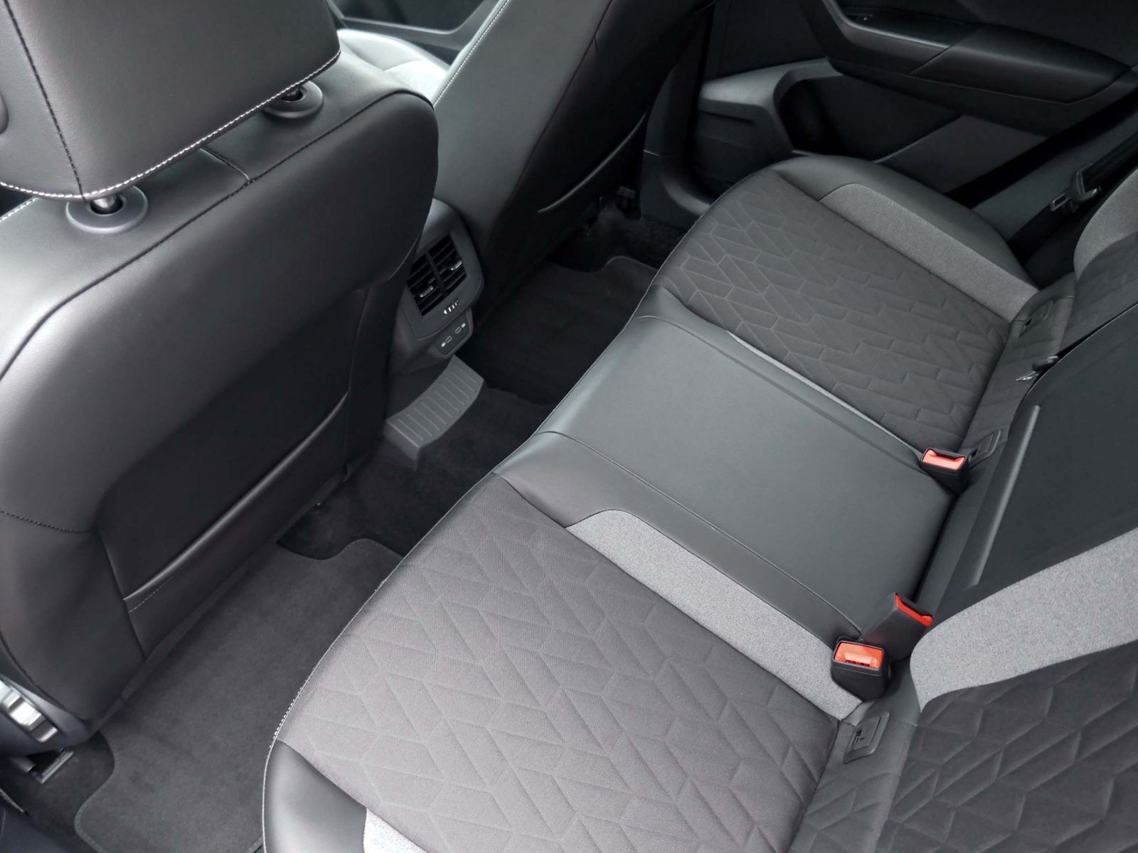 Fahrzeugabbildung Volkswagen T-Roc GOAL 1.5 TSI DSG | LED RFK ACC Navi