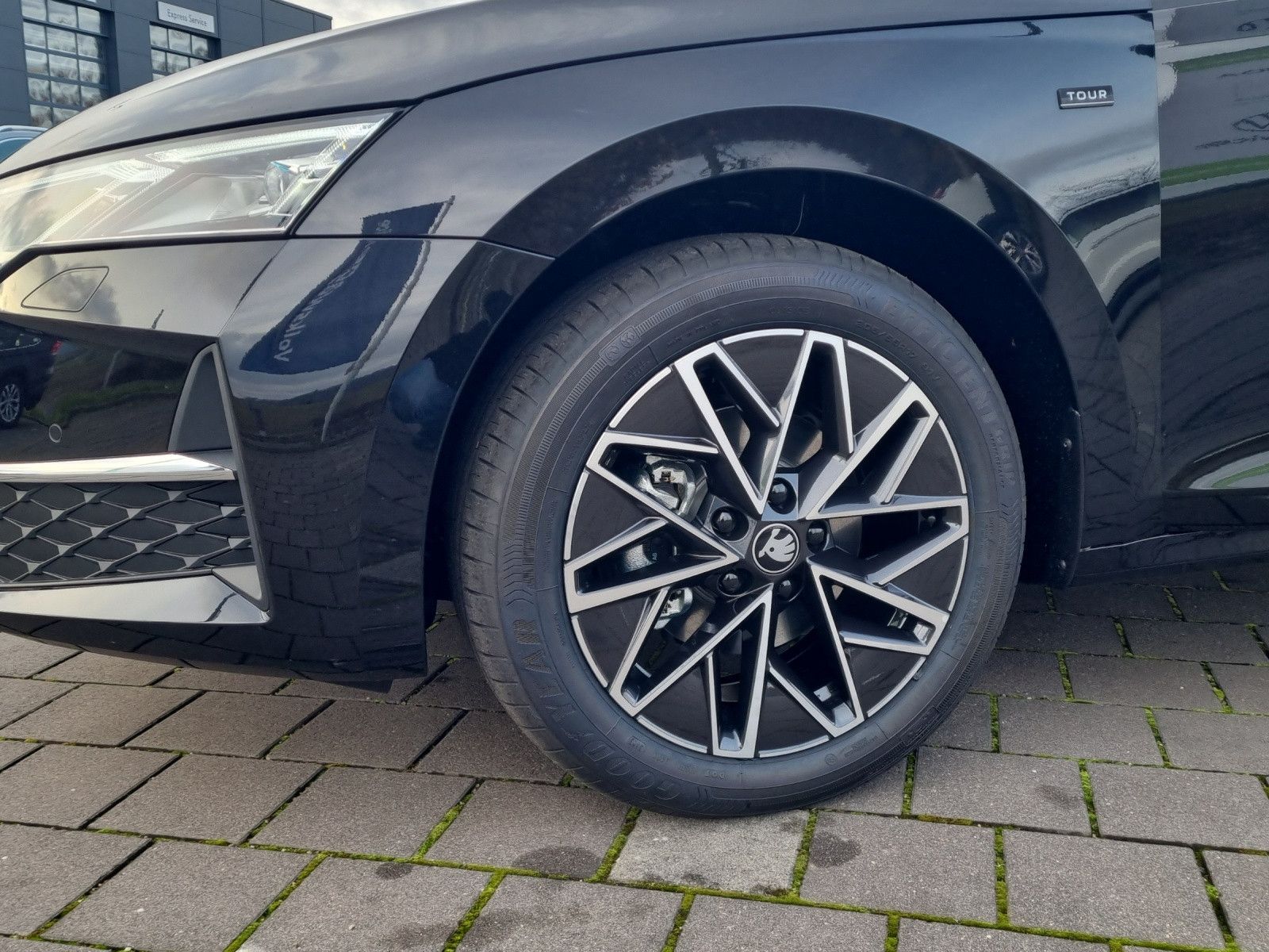 Fahrzeugabbildung SKODA Octavia Combi Tour 2.0 TDI 110kW/150PS AHK Licht